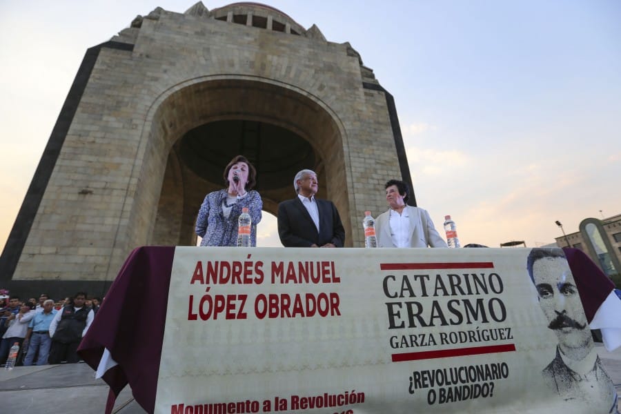 AMLO presentando su libro sobre Catarino Erasmo en el Monumento a la Revolución (2016). Foto: lopezobrador.org.mx.
