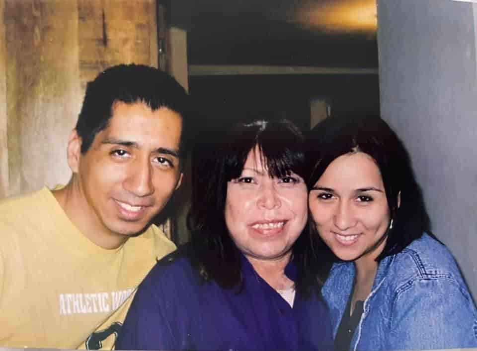 Javier con su tía y su hermana Reyna Haydeé.